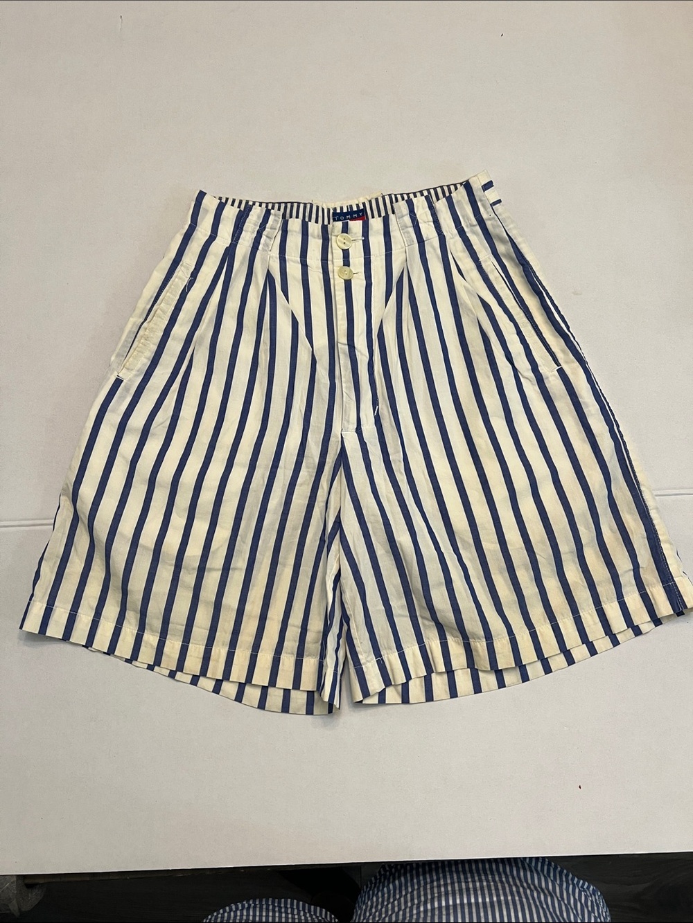 VINTAGE 80’s TOMMY HILFIGER STRIPED HIGH WAISTED PLEATED COTTON
SHORTS SIZE 4